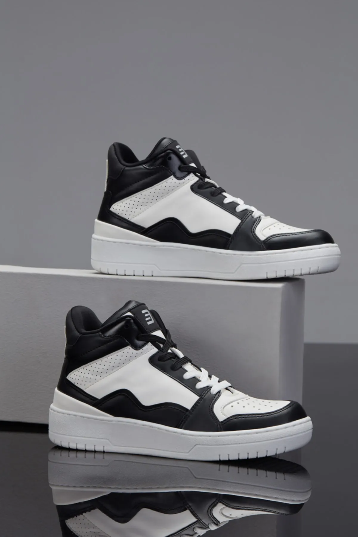 Kadın Bilekli Sneaker - Beyaz Siyah - DS Violet